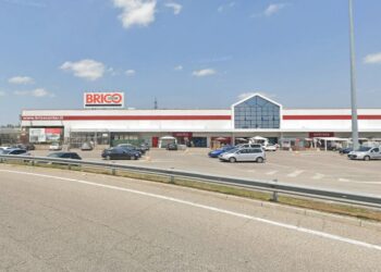 Va al Brico, ruba della merce e la consegna alla fidanzata che però la restituisce al negozio