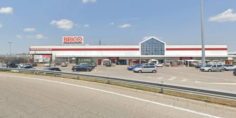 Va al Brico, ruba della merce e la consegna alla fidanzata che però la restituisce al negozio