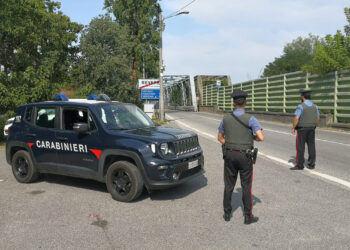 Aveva armi nascoste e non denunciate sotto il bancone del bar: arrestato