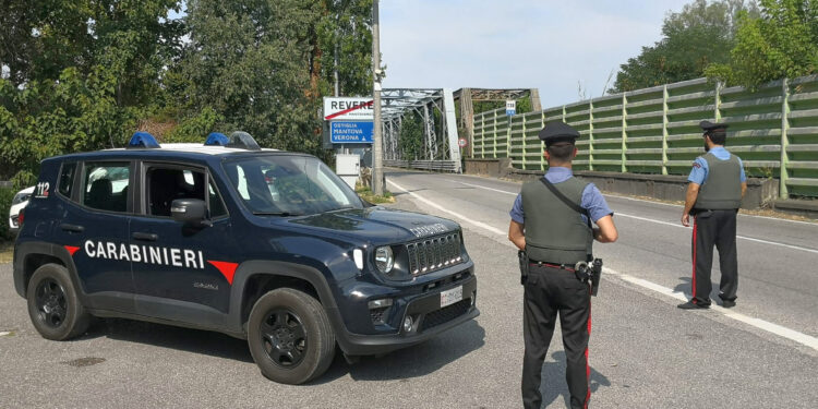 Aveva armi nascoste e non denunciate sotto il bancone del bar: arrestato