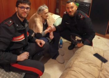 “Volevo salutarvi e stringervi la mano”: e i carabinieri vanno a casa della 97enne
