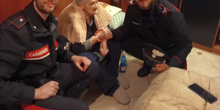 “Volevo salutarvi e stringervi la mano”: e i carabinieri vanno a casa della 97enne