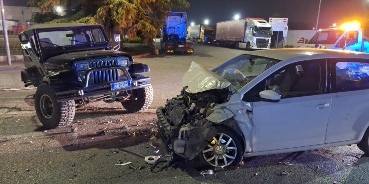 Schianto tra auto e fuoristrada: in due finiscono in ospedale