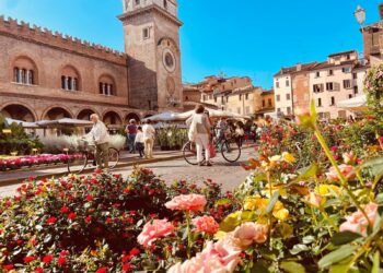 Tripudio di fiori e colori in centro alla città: torna Mantova Fiorita