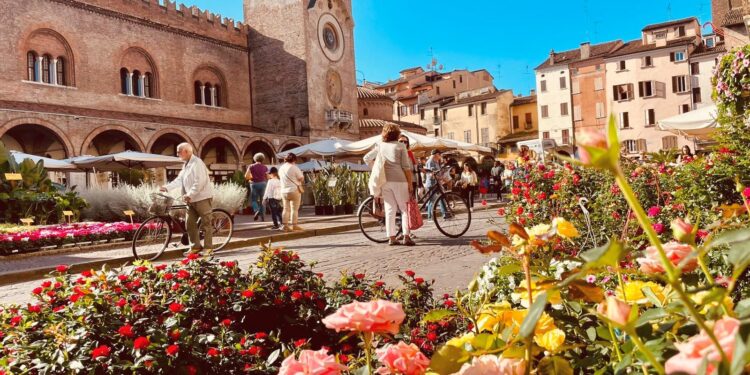 Tripudio di fiori e colori in centro alla città: torna Mantova Fiorita