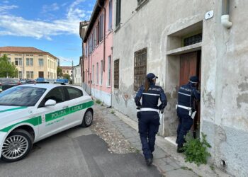 Comprano una casa da ristrutturare in centro ma la trovano occupata abusivamente