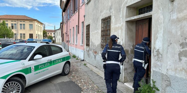 Comprano una casa da ristrutturare in centro ma la trovano occupata abusivamente