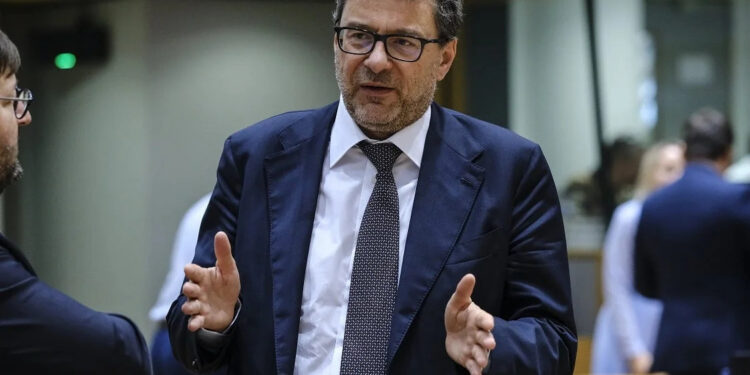 Con dazi, caro energia e tensioni geopolitiche la crescita dell’Italia si dimezza