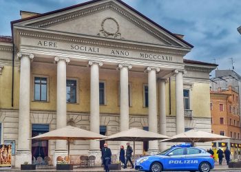 Insulta e inveisce contro i passeggeri di un autobus: scatta il Daspo della Questura