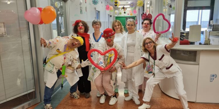 Un sorriso e tanto ascolto: l’associazione della clown terapia in ospedale