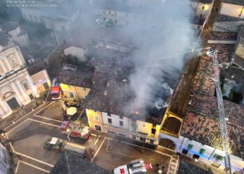 Spaventoso incendio devasta la pasticceria Parolini in centro a Cavriana