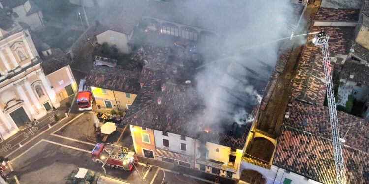 Spaventoso incendio devasta la pasticceria Parolini in centro a Cavriana