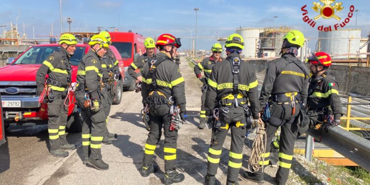 Allarme alla Versalis di Mantova: ma è solo un addestramento dei vigili del fuoco