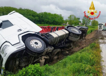 Pioggia e buche profonde: un camion finisce nel fosso lungo la Goitese