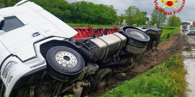 Pioggia e buche profonde: un camion finisce nel fosso lungo la Goitese