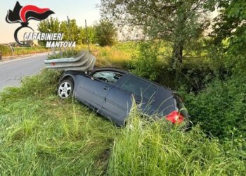 E’ ai domiciliari, ma evade e in auto investe un ciclista e poi fugge senza prestare soccorso