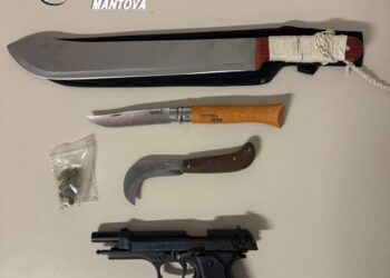 Lo fermano per un controllo: sull’auto un machete, coltelli, pistola e marijuana
