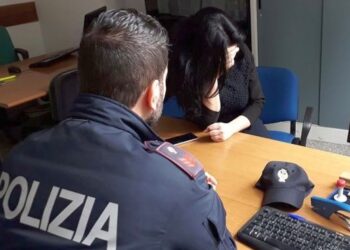 Presa a schiaffi dal marito 73enne, si rifugia in bagno e chiama la polizia