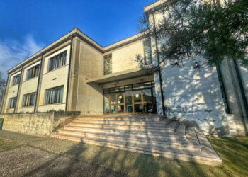 Spruzza lo spray urticante in aula: una compagna di classe finisce in pronto soccorso