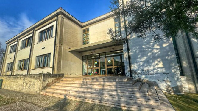 Spruzza lo spray urticante in aula: una compagna di classe finisce in pronto soccorso