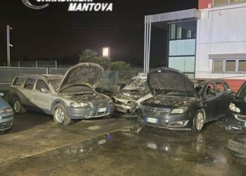 Incendio nell’officina dell’elettrauto: le fiamme divorano tre automobili