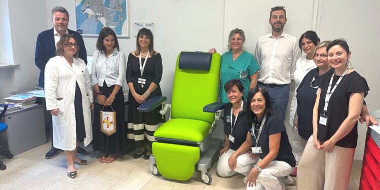 Una nuova poltrona tecnica donata al Percorso Delfino dell’ospedale di Mantova