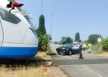 Resta con l’auto incastrata nel passaggio a livello: arriva il treno che si schianta contro il veicolo