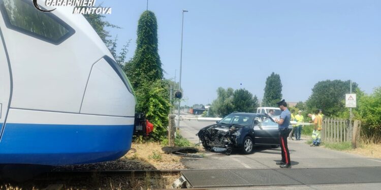 Resta con l’auto incastrata nel passaggio a livello: arriva il treno che si schianta contro il veicolo
