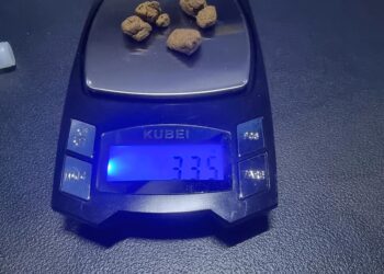 Trovati con dell’hashish sull’automobile: cinque ragazzi finiscono nei guai