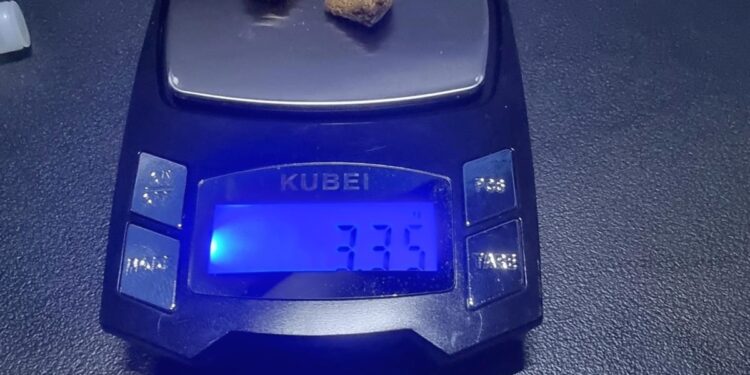 Trovati con dell’hashish sull’automobile: cinque ragazzi finiscono nei guai