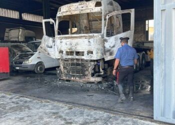 Furgone dell’azienda edile prende fuoco: gravi i danni