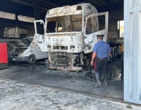Furgone dell’azienda edile prende fuoco: gravi i danni