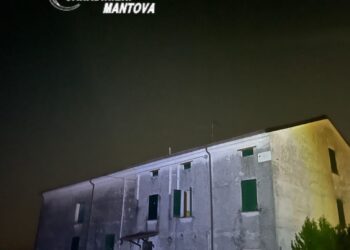 Traditi dalla luce accesa di notte nella casa disabitata: quattro denunciati dai Cc