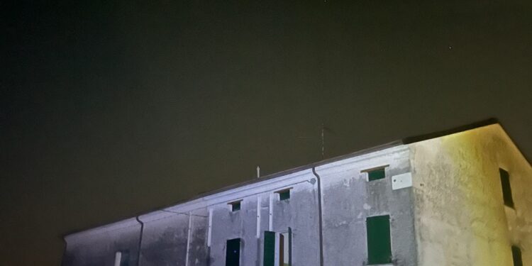 Traditi dalla luce accesa di notte nella casa disabitata: quattro denunciati dai Cc