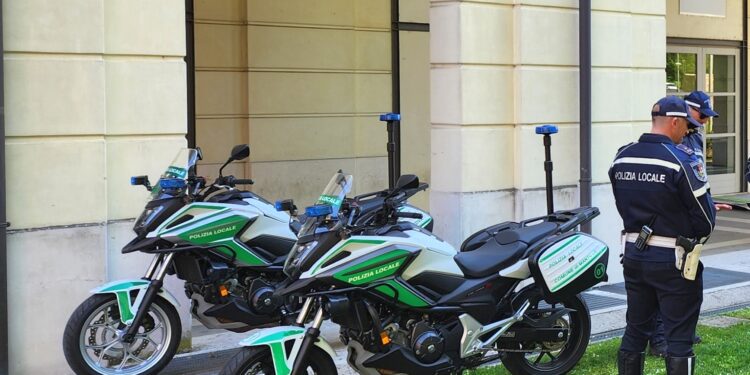 Uno con patente falsa e uno con gli stupefacenti: scattano due denunce