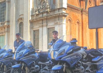 Bimbo sta male in auto con la nonna: la polizia in moto li scorta fino al Poma