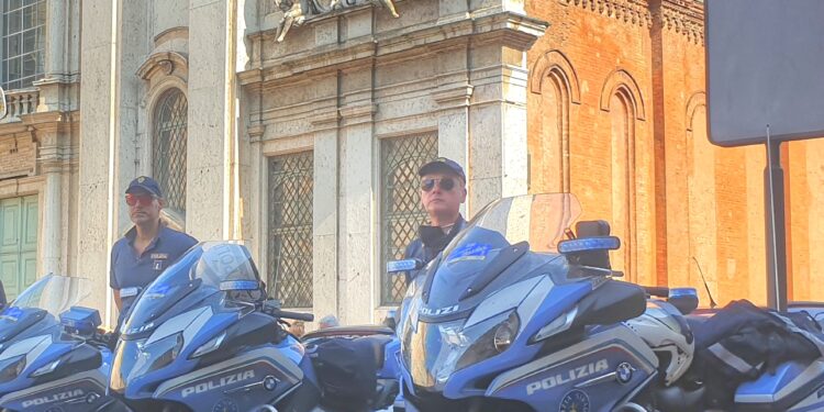 Bimbo sta male in auto con la nonna: la polizia in moto li scorta fino al Poma