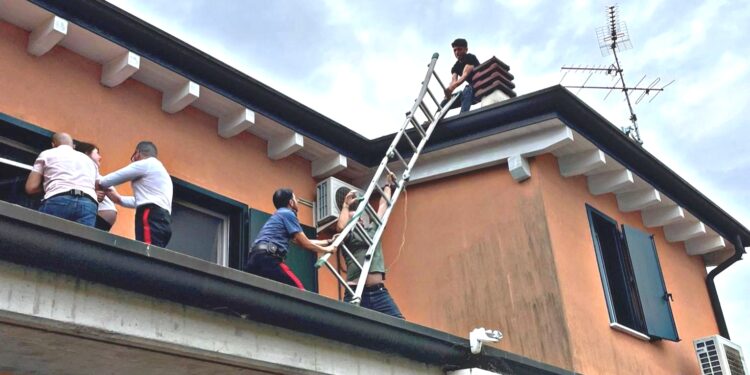 Giovane coppia (con lei incinta al nono mese) tenta il suicidio: salvata dai carabinieri