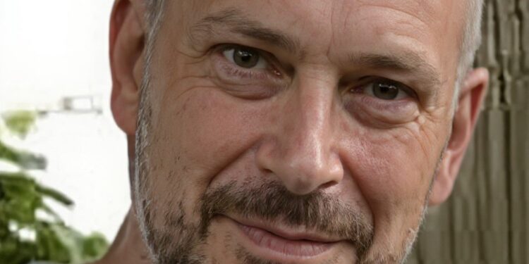 Si sveglia al mattino, si sente male e muore improvvisamente: addio a un 42enne