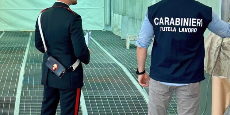 I carabinieri smantellano un cantiere con rifiuti e operai in nero