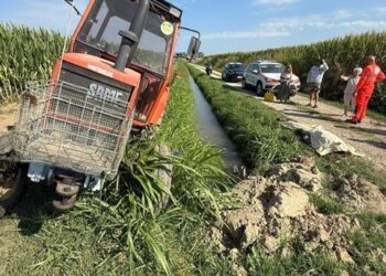 Malore mentre guida il trattore: muore imprenditore agricolo 74enne