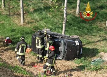 Colto da malore, finisce nella scarpata con l’auto: muore un 82enne
