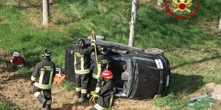 Colto da malore, finisce nella scarpata con l’auto: muore un 82enne