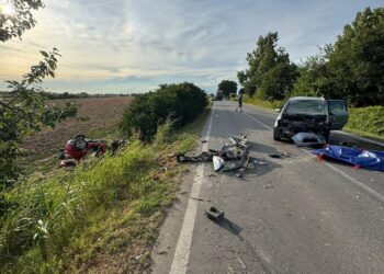 Terribile schianto tra due auto: morta una 57enne e gravissimo un 27enne