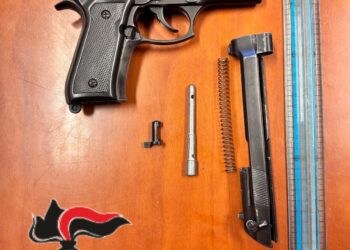 Rapinano un 17enne: in casa avevano anche scacciacani, mannaia e passamontagna