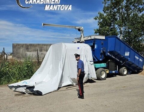 Cerca di sbloccare la macchina insilatrice: operaio 50enne muore stritolato
