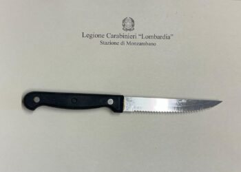 Rientra a casa ubriaco e accoltella alla gola il coinquilino