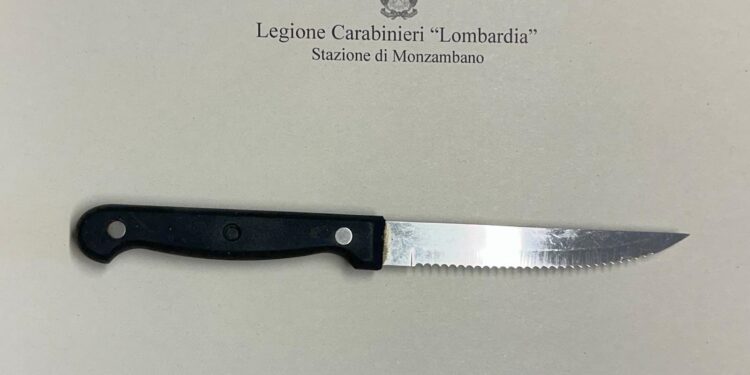 Rientra a casa ubriaco e accoltella alla gola il coinquilino