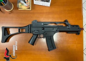 Colpito da una pallonata da dei ragazzini, li minaccia con un fucile