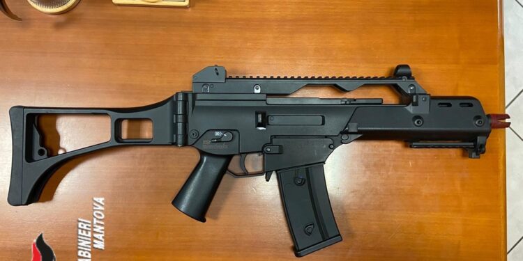 Colpito da una pallonata da dei ragazzini, li minaccia con un fucile